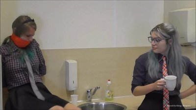 Zasvojeni / zvezani in z usti / dama v stiski